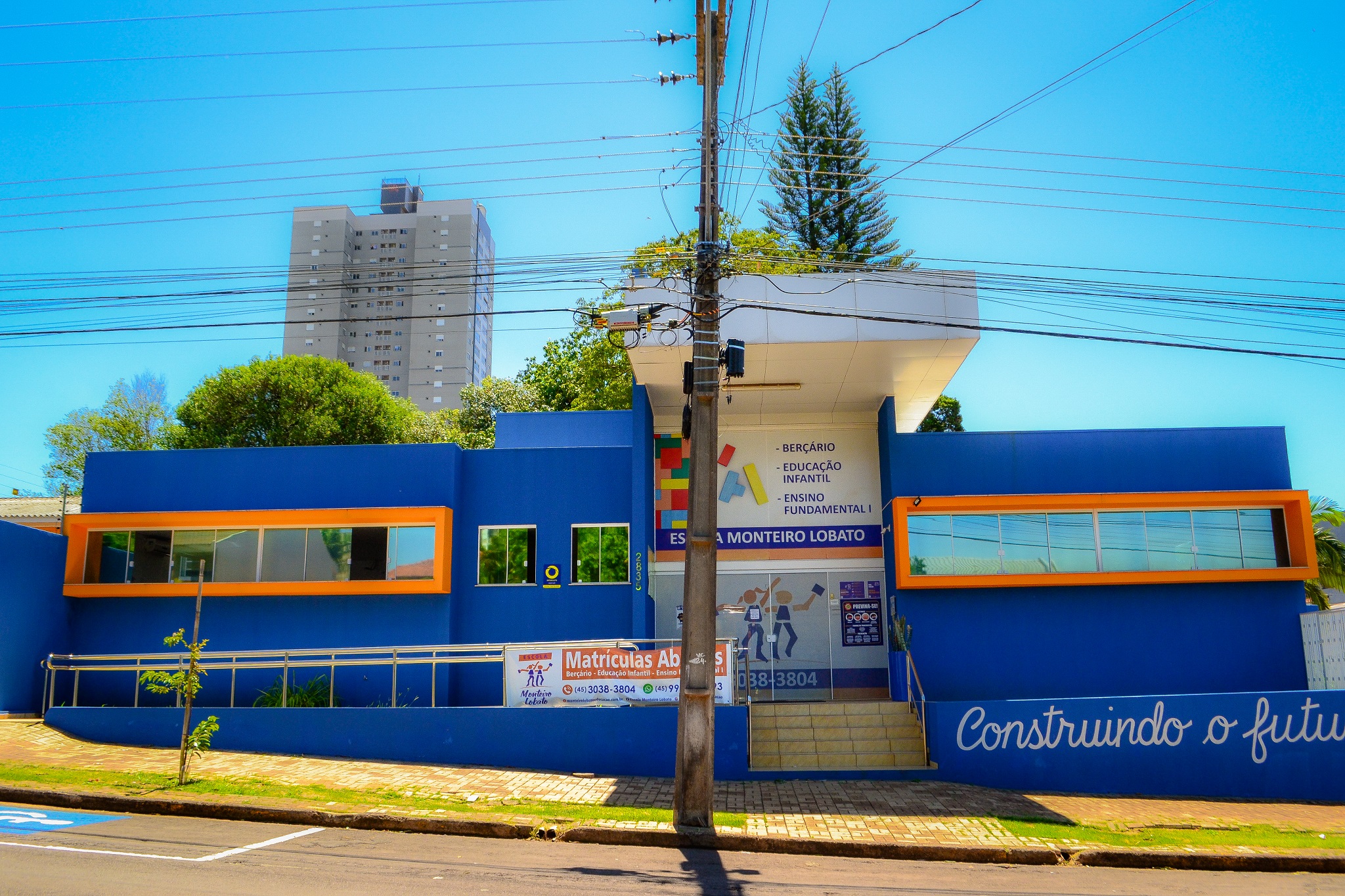 Fachada da Escola Monteiro Lobato